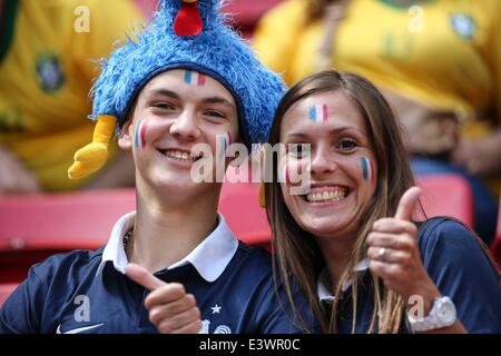 Brasilia, Brésil. 30 Juin, 2014. France's fans posent devant une série de 16 match entre la France et le Nigeria de 2014 Coupe du Monde de la FIFA, à l'Estadio Nacional Stadium à Brasilia, Brésil, le 30 juin 2014. Source : Xinhua/Alamy Live News Banque D'Images