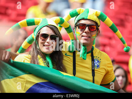 Brasilia, Brésil. 30 Juin, 2014. Fans posent devant une série de 16 match entre la France et le Nigeria de 2014 Coupe du Monde de la FIFA, à l'Estadio Nacional Stadium à Brasilia, Brésil, le 30 juin 2014. Source : Xinhua/Alamy Live News Banque D'Images