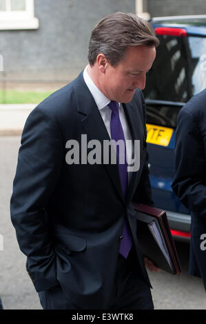 Londres, Royaume-Uni. 30 Juin, 2014. Le premier ministre David Cameron quitte 10 Downing Street avant de faire une déclaration à la Chambre des communes concernant les négociations de l'UE, le lundi 30 juin, 2014. Credit : Heloise/Alamy Live News Banque D'Images