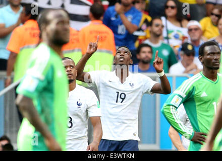 Brasilia, Brésil. 30 Juin, 2014. Paul Pogba la France (3L) célèbre après avoir marqué un but lors d'une série de 16 match entre la France et le Nigeria de 2014 Coupe du Monde de la FIFA, à l'Estadio Nacional Stadium à Brasilia, Brésil, le 30 juin 2014. Crédit : Li Ming/Xinhua/Alamy Live News Banque D'Images