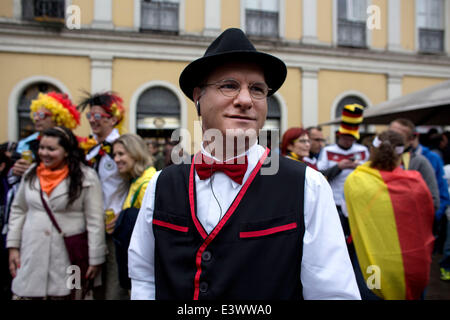 Porto Alegre, Brésil. 30 Juin, 2014. Un supporter de l'Allemagne attend pour regarder une série de 16 match entre l'Allemagne et l'Algérie de la Coupe du Monde de la FIFA 2014, au centre-ville de Porto Alegre, Brésil, le 30 juin 2014. © Xinhua/Alamy Live News Banque D'Images