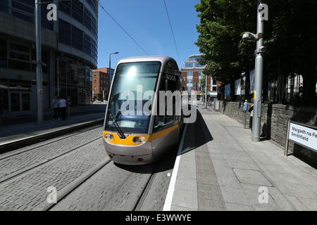 Dublin, Irlande. 30 Juin, 2014. Image d'un arrêt de tramway Luas en opération à Smithfield, Dublin City Centre sur le dixième anniversaire de la service public des transports dans la capitale irlandaise. L'anniversaire intervient alors que la construction de la nouvelle ville Croix Luas line continue. Credit : Brendan Donnelly/Alamy Live News Banque D'Images