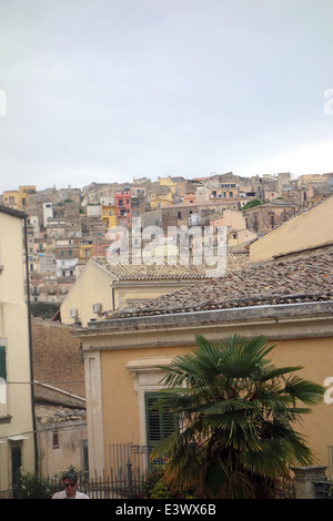 Ragusa  ; La ville a deux zones distinctes, la partie inférieure et plus ville de Ragusa Ibla, et plus Ragusa Superiore (Ville Haute). Banque D'Images