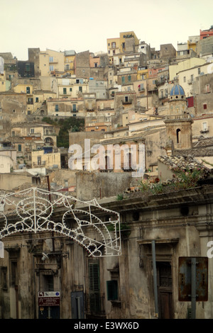 Ragusa  ; La ville a deux zones distinctes, la partie inférieure et plus ville de Ragusa Ibla, et plus Ragusa Superiore (Ville Haute). Banque D'Images