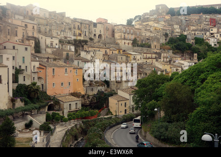 Ragusa  ; La ville a deux zones distinctes, la partie inférieure et plus ville de Ragusa Ibla, et plus Ragusa Superiore (Ville Haute). Banque D'Images