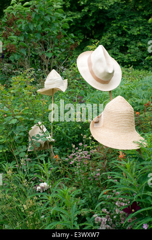 Hats hanging on plant prend en charge de la sécurité. Banque D'Images