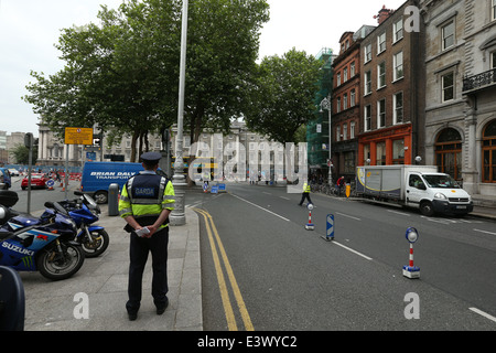 Un point de contrôle du trafic Garda à College Green dans le centre-ville de Dublin au cours de la période de construction de la ville de croix Luas Banque D'Images