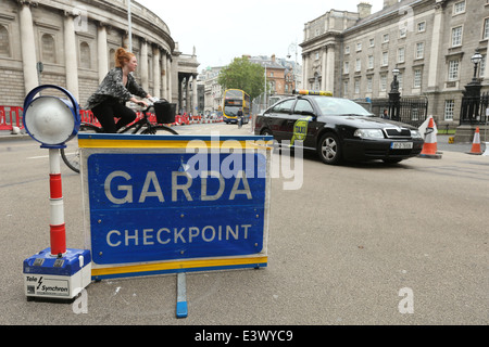 Un point de contrôle du trafic Garda à College Green dans le centre-ville de Dublin au cours de la période de construction de la ville de croix Luas Banque D'Images