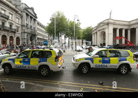 Garda véhicules à un point de contrôle du trafic à College Green dans le centre-ville de Dublin au cours de la période de construction de la ville de croix Luas Banque D'Images