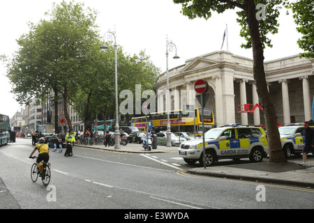 Un point de contrôle du trafic Garda à College Green dans le centre-ville de Dublin au cours de la période de construction de la ville de croix Luas Banque D'Images