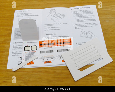 Faites glisser pour test de sang occulte dans les dépistage de masse du cancer de l'intestin en UK. Exploité par immunostics hema inc-écran sur les plus de 60 ans Banque D'Images