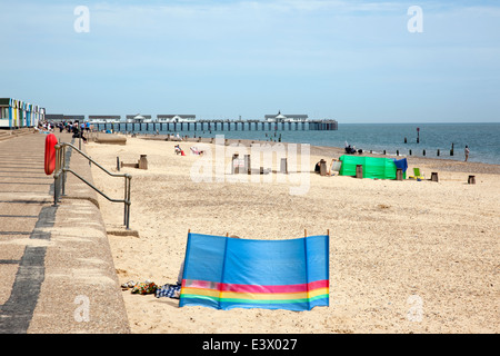 Soutwold beach avec les vacanciers sur une journée ensoleillée. La jetée est dans l'arrière-plan. Banque D'Images