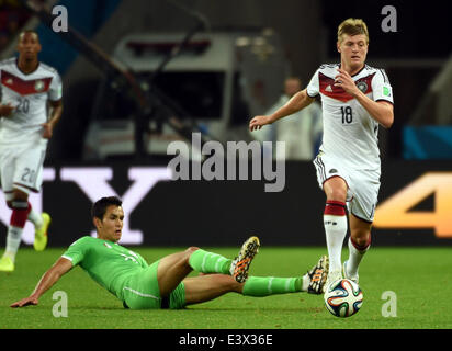 Porto Alegre, Brésil. 30 Juin, 2014. Toni Kroos de l'Allemagne (R) s'exécute avec la balle lors d'une série de 16 match entre l'Allemagne et l'Algérie de la Coupe du Monde FIFA 2014 à l'Estadio Stade Beira-Rio à Porto Alegre, Brésil, le 30 juin 2014. L'Allemagne a gagné 2-1 sur l'Algérie après 120 minutes et qualifié pour les quarts de finale lundi. Crédit : Li Ga/Xinhua/Alamy Live News Banque D'Images