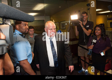 Toronto, Canada. 30 Juin, 2014. Rob Ford est retourné à la réhabilitation de travailler à l'Hôtel de Ville de Toronto, où il a rassemblé un groupe de journalistes, de réciter des excuses à mes collègues, le public, et sa famille. Credit : Victor Biro/Alamy Live News Banque D'Images