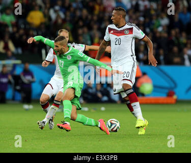 Porto Alegre, Brésil. 30 Juin, 2014. 2ème tour de la Coupe du monde. L'Allemagne contre l'Algérie. Slimani perd la balle contre Boateng : Action Crédit Plus Sport/Alamy Live News Banque D'Images