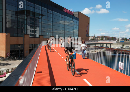 Cykelslangen, la location Tube ou serpent, une nouvelle passerelle pour piétons et vélos d'Bryggebroen Dybbølsbro à Copenhague, Danemark. Cyclistes, cyclistes. Banque D'Images