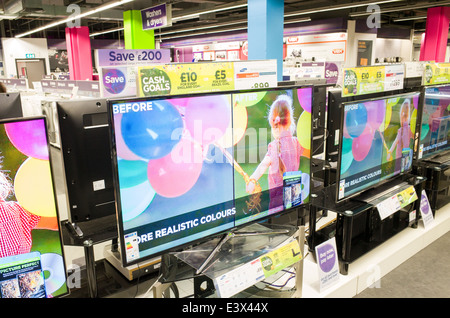Un téléviseur à vendre à Currys PC World, England, UK Banque D'Images