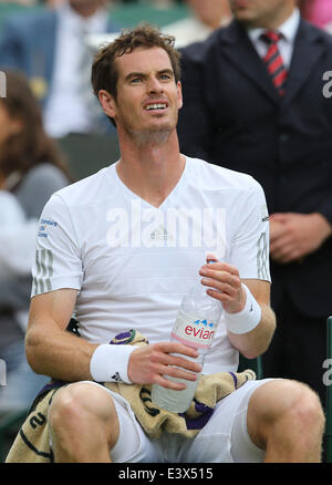 London, Londres, Royaume-Uni. 30 Juin, 2014. Andy Murray la Grande-Bretagne réagit au cours de la quatrième ronde du tournoi match contre l'Afrique du Sud, Kevin Anderson lors de la 2014 de Wimbledon à Wimbledon, dans le sud-ouest de Londres, le 30 juin 2014. Murray a remporté le match 3-0. Credit : Meng Yongmin/Xinhua/Alamy Live News Banque D'Images