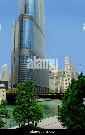 Le 2ème plus haut bâtiment de Chicago, la Trump Tower, le long de la rivière Chicago. Banque D'Images