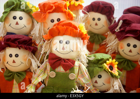 Rangée d'épouvantails de paille avec des bonnets de couleur. Banque D'Images