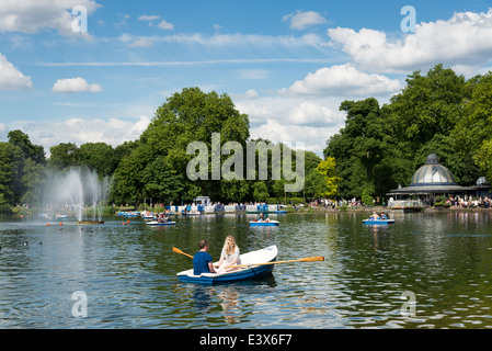 L'ouest du lac de plaisance à Victoria Park, London, Londres, Angleterre, Royaume-Uni Banque D'Images