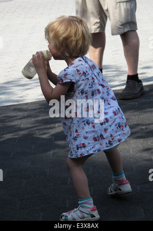 Heureux l'enfant de danser. Banque D'Images