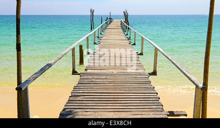 Jetée en bois sur la plage tropicale de l'île de Samed, dans la province de Rayong, à l'Est de la Thaïlande. Banque D'Images