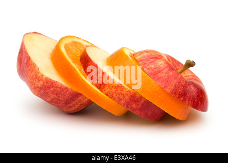 Apple et les tranches d'orange mélangée sur white with clipping path Banque D'Images