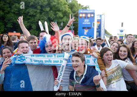 Fans cheer après la France gagne au Brésil 2014 match de Coupe du Monde contre le Nigeria à un événement public à la porte de Brandebourg à Berlin, Allemagne, 30 juin 2014. Photo : Joerg Carstensen Banque D'Images