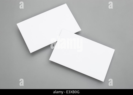 Cartes d'affaires en blanc sur fond gris Banque D'Images