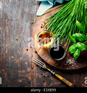 Herbes et épices sur planche de bois - cuisine saine, la nourriture végétarienne ou concept Banque D'Images