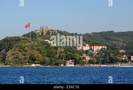 Vue depuis le Bosphore aux ruines de Yoros, Génois forteresse de Yoros Kalesi, Anadolu Kavagi Bosphore, Istanbul, côté asiatique, Banque D'Images