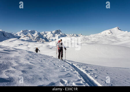 Ski de randonnée à l'ascension de l'Seekofel dans le Parc Naturel de Fanes-Sennes-Prags dans les Dolomites, derrière la zone de Fanes avec Piz Banque D'Images