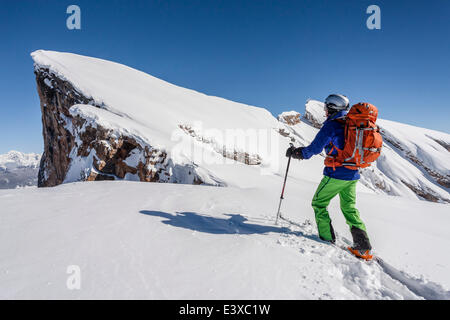 Ski de randonnée à l'ascension de la petite Seekofel dans le Naturpark Fanes-Sennes-Prags dans les Dolomites, dans l'arrière de la partie supérieure de Banque D'Images