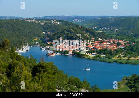 Le paysage urbain de Skradin, rivière Krka, Dalmatie, Croatie Banque D'Images