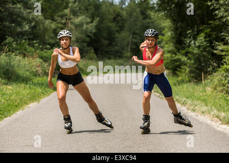 Les jeunes femmes, 19 ans, roller, country road, Schurwald, Bade-Wurtemberg, Allemagne Banque D'Images