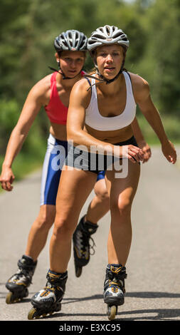 Les jeunes femmes, 19 ans, roller, country road, Schurwald, Bade-Wurtemberg, Allemagne Banque D'Images