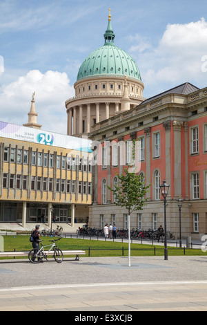 Divers styles architecturaux, Parlement de l'Etat, Nikolaikirche et Fachhochschule, Potsdam, Brandebourg, Allemagne Banque D'Images