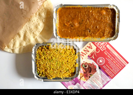 Curry Indien à emporter repas avec menu et poppadoms riz Banque D'Images