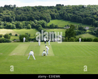 Sheepscombe, Gloucestershire, Royaume-Uni. 29 juin 2014. Une partie de cricket est joué entre Sheepscombe Slad et clubs de cricket dans le cadre de la Laurie Lee centenaire à Sheepscombe, Gloucestershire, Royaume-Uni, dimanche 29 juin 2014. Un banc avec vue sur le terrain qu'il possédait était autrefois dédié à Lee et il est inscrit avec un commentaire il a fait allusion à la forme du terrain : il a comparé ce motif d'un poney est de retour. Ancienne Angleterre cricketer Mike Gatting a assisté à l'événement avec son épouse Kathy Lee et de sa fille Jessy Lee. Credit : Deborah Roberts/Alamy Live News Banque D'Images