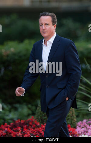 Londres, Royaume-Uni. 1er juillet 2014. Le premier ministre David Cameron arrive au 10 Downing Street pour une réunion du Cabinet le Mardi, Juillet 01, 2014. Credit : Heloise/Alamy Live News Banque D'Images