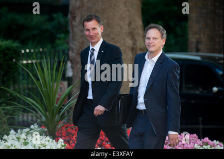 Londres, Royaume-Uni. 1er juillet 2014. Secrétaire de la santé Jeremy Hunt (L) et le président du parti conservateur Grant Shapps (R) arrivée au 10 Downing Street pour une réunion du Cabinet le Mardi, Juillet 01, 2014. Credit : Heloise/Alamy Live News Banque D'Images