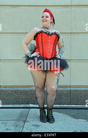 Portrait d'une femme dans une tenue inhabituelle sur le chemin de la Parade de la Gay Pride à New York City Banque D'Images