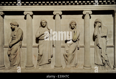 Sarcophage de deuil des femmes. 4ème siècle avant J.-C.. Pentelic marble. À partir de la nécropole royale de Sidon. Musée archéologique. Istanbul. Banque D'Images