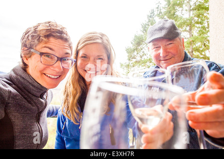 Caucasian family boire du vin ensemble Banque D'Images