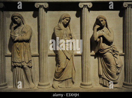 Sarcophage de deuil des femmes. 4ème siècle avant J.-C.. Pentelic marble. À partir de la nécropole royale de Sidon. Musée archéologique. Istanbul. Banque D'Images