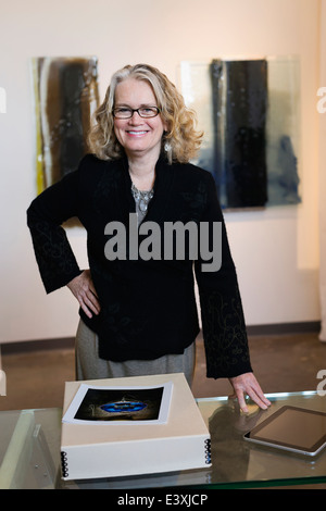 Portrait woman working in art gallery Banque D'Images