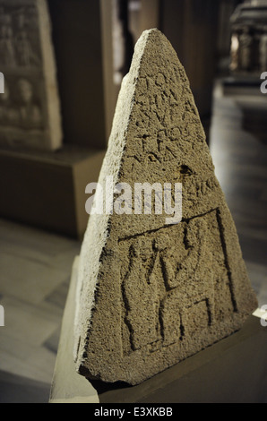 Stèle tombe pyramidale. 5ème siècle BC. La pierre calcaire. À partir de Sinope (Sinop). Période archaïque. Musée archéologique. Istanbul. La Turquie. Banque D'Images