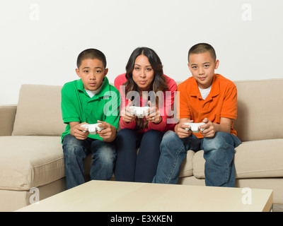 Mère et fils à jouer aux jeux vidéo ensemble Banque D'Images