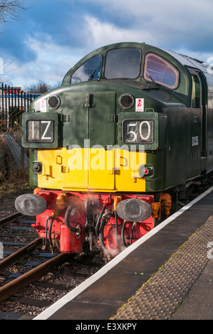 English Electric Classe 40 loco diesel D335 debout dans la plate-forme à Heywood station sur l'East Lancs de fer. Banque D'Images